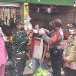 Forkopimka se-Sidoarjo saat blusukan gelorakan Jatim Bermasker. (foto: ist).