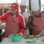 Bupati Nganjuk Novi Rahman Hidayat dan Kepala Bakorwil Bojonegoro Abimanyu, didampingi Chef Agus sedang memperagakan masak lele krispi pedas. foto: BAMBANG/ BANGSAONLINE