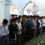 Santri salat ghaib dan berdoa bersama di masjid utama pondok. foto: rony suhartomo/ BANGSAONLINE.com
