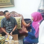 AHY melakukan pertemuan dengan Khofifah Indar Parawansa.  Turut hadir Arumi Bachsin, istri Cawagub Jatim, Emil Dardak.  foto: DIDI ROSADI/ BANGSAONLINE