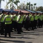 SIAGA – Personil polisi apel pengamanan pertandingan Timnas Indonesia vs Kamboja, di parkir GOR Delta Sidoarjo, Kamis (25/9/2014). Foto : nanang ichwan/BangsaOnline
