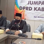 Pimpinan DPRD Gresik ketika memberikan keterangan pers. foto: SYUHUD/ BANGSAONLINE