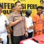 Kapolres Gresik AKBP Kusworo Wibowo ketika mengekspos 3 pelaku. Foto: SYUHUD/BANGSAONLINE