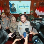 Kapolda Jatim, Irjen Pol Dr. Toni Hermanto saat diwawancarai awak media, Jumat (20/1/2023)