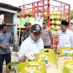 Bupati Kediri, Hanindhito Himawan Pramana, saat mendatangi salah satu agen LPG 3 kg. Foto: Ist