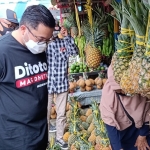 Dhito membeli buah nanas di kampung nanas. foto: MUJI HARJITA/ BANGSAONLINE