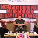 Dari kiri, Prof Suparto Wijoyo, Kol M Rifai serta Prof Imam Suprayogo saat memberikan paparannya saat diskusi kebangsaan ‘Oase Bangsa’ kepada audience. foto: YUDI ARIANTO/ BANGSAONLINE