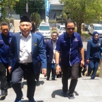 Ketua Bapilu Pusat, Effendie Choirie (depan) tiba di Gedung Sasana Praja, Kabupaten Ponorogo. foto: NOVIAN/ BANGSAONLINE