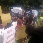 Warga Dusun Jalak saat demo di DPRD Lamongan menuntut mundur Kasunnya sendiri yang diduga selingkuh.