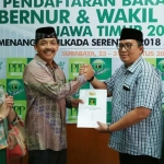 Gus Syaf mengembalikan formulir pendaftaran di DPW PPP Jatim. foto: DIDI ROSADI/ BANGSAONLINE