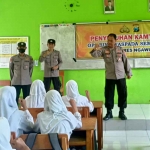 Anggota polres Ngawi saat melakukan sosialisasi di sekolah dan pondok pesantren.