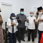 Wali Kota Eri saat ikut mendoakan di rumah salah satu keluarga korban KRI Nanggala-402.