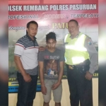 Kanit Reskrim Polsek Rembang Aiptu Hariyanto menjunukkan satu tersangka dari tiga komplotan spesialis pencuri motor di area persawahan yang berhasil diamankan. foto: ANDY F/ BANGSAONLINE