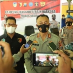 Kapolres Kediri AKBP Lukman Cahyono saat memberi keterangan kepada wartawan didampingi Kasatreskoba AKP Ridwan Sahara. foto: ist.