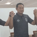 Pembina tim Persela saat memperkenalkan manajer baru dan pemain barunya.