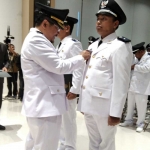 Pj. Bupati Pasuruan, Dr. Andriyanto saat melakukan pelantikan kepada 46 Kepala Desa Terpilih, di gedung putih Graha Maslahat, Perkantoran Raci, Bangil, Jumat (29/12/2023).