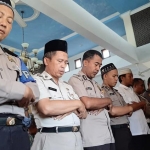 Anggota Polres Pamekasan menggelar shalat gaib untuk Gus Sholah.