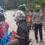 Satlantas Polresta Banyuwangi hingga saat ini masih memberlakukan pembatasan akses masuk di perbatasan Kabupaten Banyuwangi. (foto: ist)