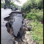 Titik jalan yang ambles akibat guyuran hujan.