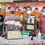 Satreskrim Polresta Banyuwangi mengungkap kasus peredaran uang palsu asing dengan total nilai Rp 2,8 triliun.