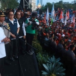 Gubernur Khofifah saat bersama buruh dalam peringatan Mayday.