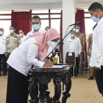 Wali Kota Kediri, Abdullah Abu Bakar (kanan), saat menyaksikan penandatanganan berita acara pelantikan Kepala Dinas Pekerjaan Umum dan Tata Ruang (PUPR) Kota Kediri, Endang Kartika. Foto: Ist