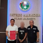 TM (47) warga Mojokerto saat diamankan di Polres Mojokerto setelah melakukan transaksi narkoba di sebuah warung makan.