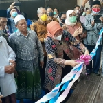 Menaker Ida Fauziah meresmikan BLK Komunitas ditandai dengan pengguntingan pita.