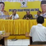 Kiri ke kanan: Sahat Tua Simanjuntak, Freddy Poernomo, Pranaya Yudha Mahardika saat memberi keterangan pers terkait rakorda Golkar Jatim. foto: DIDI ROSADI/ BANGSAONLINE