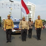 Personil Satlantas Polres Kediri Kota mengenakan pakaian jadul saat hening cipta memperingati hari pahlawan. Foto: Ist. 