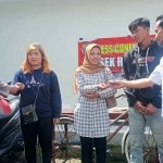 Kapolsek Ringinrejo, AKP Joko Suparno (kiri), saat menyerahkan kunci sepeda motor kepada pemiliknya. Foto: Ist