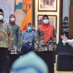 Bupati dan Wabup Gresik Terpilih Fandi Akhmad Yani dan Aminatun Habibah ketika mengikuti geladi bersih di Gedung Grahadi, Surabaya, kemarin (24/2). foto: ist.