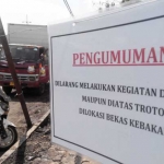 Lokasi fasum eks pedagang buah yang ditulisi larangan berjualan. foto: YUDI EP/ BANGSAONLINE