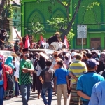 Warga Lumpur, Kroman, dan Kemuteran, Kecamatan Gresik saat menggelar demo di DPRD menuntut bongkar muat batu bara di PT GJT dihentikan, kemarin. foto: SYUHUD/ BANGSAONLINE