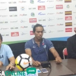 Aji Santoso (kiri), pelatih Persela saat memberikan keterangan. foto: NUR QOMAR/ BANGSAONLINE