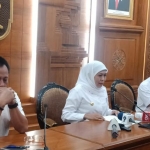 Gubernur Jatim, Khofifah Indar Parawansa menggelar jumpa pers perkembangan kasus Covid-19 di Gedung Negara Grahadi. foto: DIDI ROSADI/ BANGSAONLINE