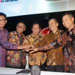 Dari kiri ke kanan, Direktur Pemasaran dan Supply Chain Ahyanizzaman, Komisaris Wahyu Hidayat, Komisaris Utama Sutiyoso, Direktur SDM dan Hukum Agung Yunanto, Sekretaris Perusahaan Agung Wiharto saat acara Rapat Umum Pemegang Saham Luar Biasa (RUPSLB).