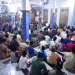 Suasana pemberian taushiyah usai salat tarawih oleh Abah Amu Sugito di Pondok Pesantren Al-Badru Alaina.