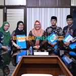 Wakil Bupati Gresik, Aminatun Habibah, saat melepas 3 ASN ikuti MTQ VI Korpri tingkat nasional. Foto: SYUHUD/BANGSAONLINE