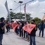 Massa LSM Forkot Gresik saat menggelar aksi demo di Perumahan Dakota City. (foto: SYUHUD/ BANGSAONLINE)