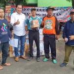 Pihak Perumda Tugu Tirta saat menyalurkan bantuan untuk warga terdampak banjir di Malang Selatan.