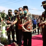 Wabup bersama Kajari Sidoarjo serta Forkopimda lainnya sedang melakukan pemotongan pita tanda peresmian kampung tangguh.