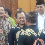 M. Sarmuji, Ketua Umum Keluarga Alumni Universitas Jember (Kauje) berbincang santai dengan sesama alumni Unej, usai acara pengukuhan pengurus pusat Kauje di Graha Wicaksana.