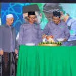 Wali Kota Pasuruan, H Saifullah Yusuf memotong tumpeng di acara NU Expo.