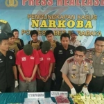 Kapolda Jatim saat rilis bandar narkoba di Mapolrestabes Surabaya, kemarin.