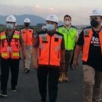 Bupati Kediri Hanindhito Himawan Pramana (kanan) saat meninjau proyek Bandara Kediri. (foto: kominfo)