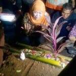 Mensos Khofifah Indar Parawansa saat mimpin doa di makam balita korban pemerkosaan dan pembunuhan balita berusia 2,5 tahun di Cibungbulang Bogor, Kamis (12/5). foto: detikcom