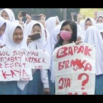 Siswa-siswi saat demo. foto: istimewa