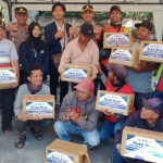 Kapolres beserta jajaran saat foto bersama di simpang Tiga Prigen bersama tukang ojek .

