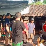 Masyarakat di Kecamatan Kanigaran, Kota Probolinggo, saat menunggu pembagian daging kurban dari Partai Gerindra.